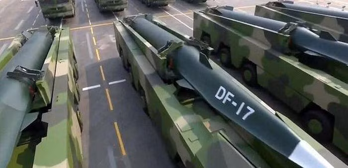 Ông Andrei Chang, tổng biên tập tạp chí quân sự Kanwa Defense Review có trụ sở ở Canada, gần đây đăng ảnh vệ tinh cho thấy các căn cứ của thủy quân lục chiến và Lực lượng Tên lửa Trung Quốc tại Phúc Kiến và Quảng Đông, phía đông eo biển Đài Loan, đều được mở rộng và nâng cấp trong những năm qua.