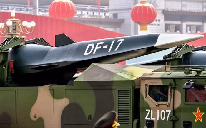 Lần đầu tiên ra mắt công chúng, tên lửa DF-17 tham gia lễ duyệt binh mừng Quốc khánh được tổ chức tại Bắc Kinh vào ngày 1/10/2019.