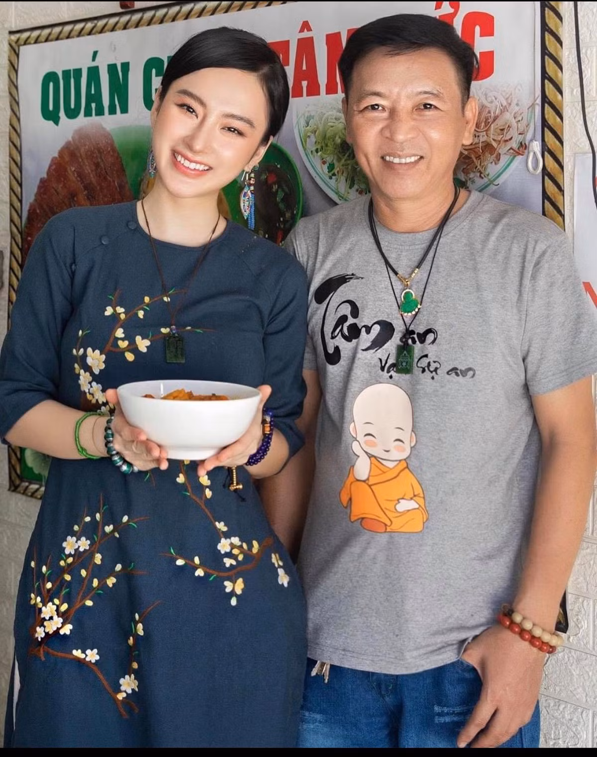  Angela Phương Trinh có phong cách ngày càng giản dị, cô đặc biệt yêu thích áo dài cách tân.
