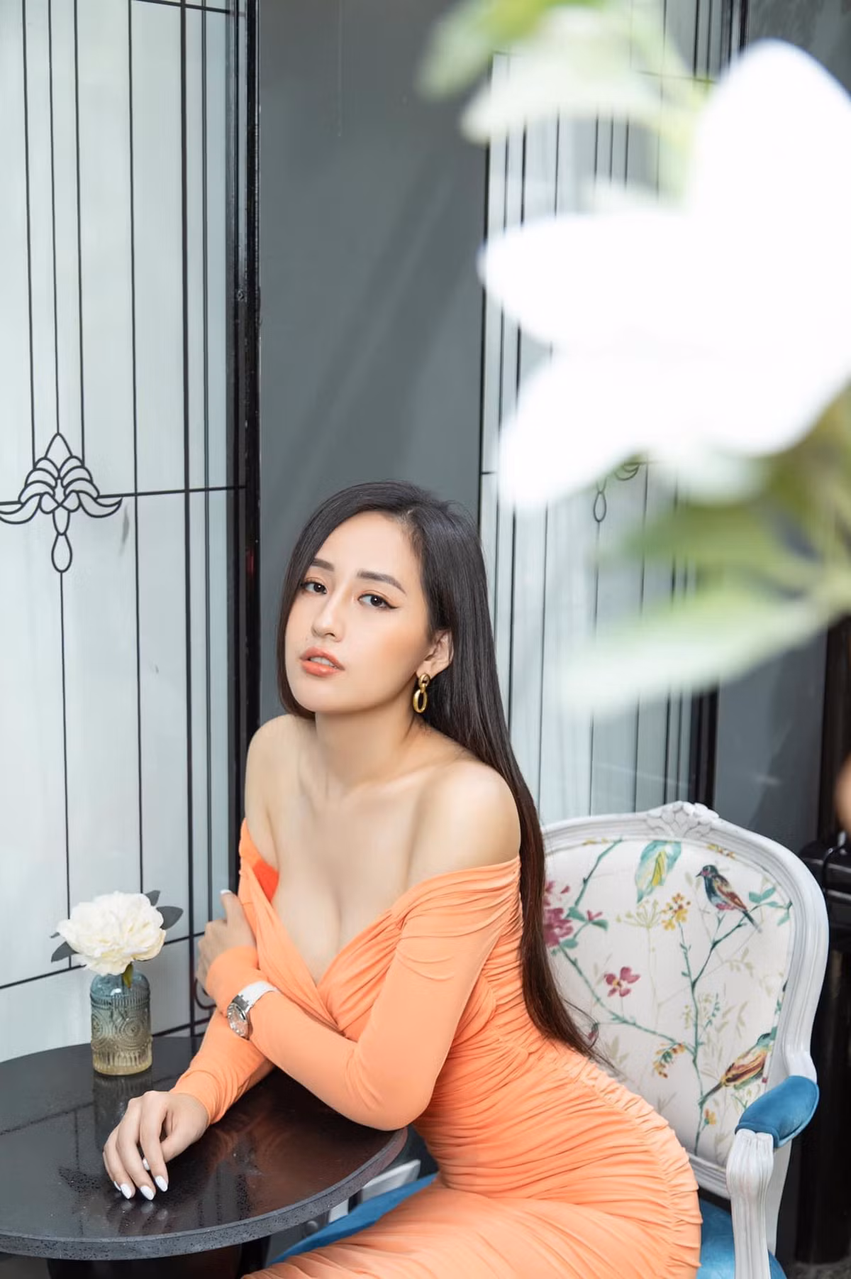 Với số đo vòng một gần 100cm, cô nàng đặc biệt ưa chuộng những chiếc áo, váy trễ vai khoe đôi gò bồng đào gợi cảm.