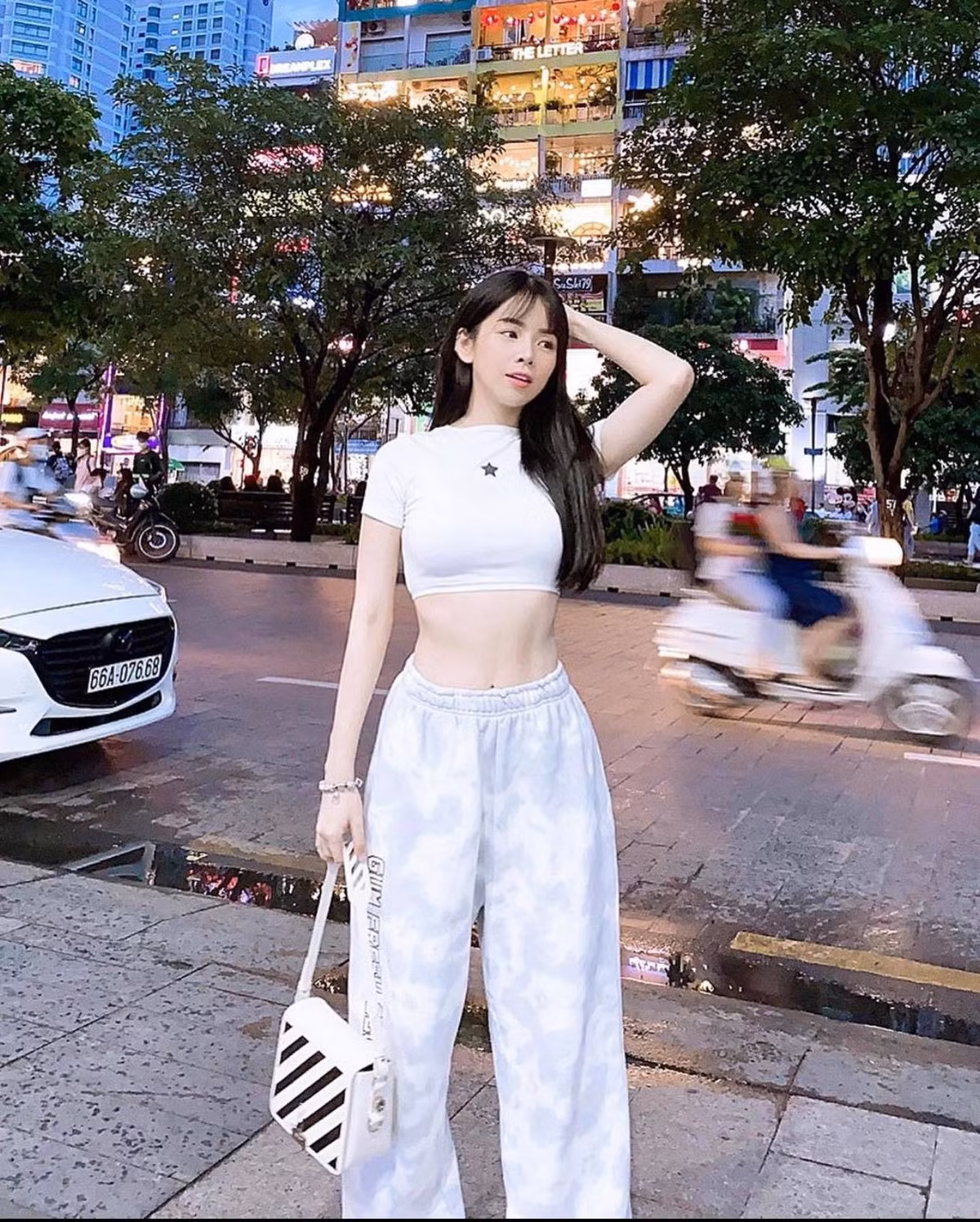 Trang phục yêu thích của cô nàng chính là những chiếc áo croptop cực ngắn khoe vòng eo thon thả.