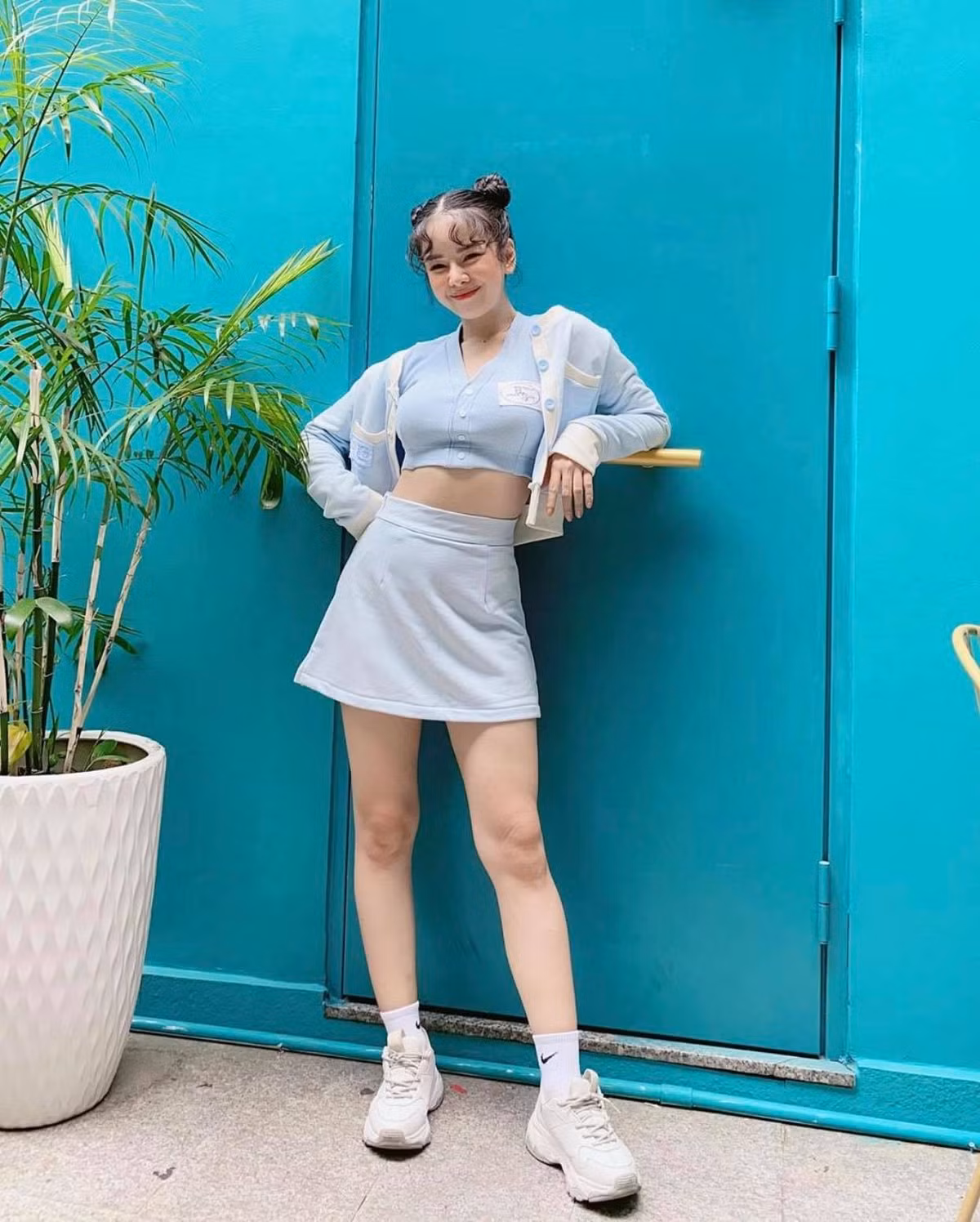 Đôi khi bánh bèo một chút mix cùng chân váy chữ A nhí nhảnh.