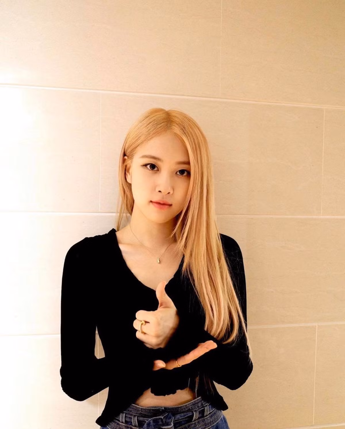 Nhưng ở những hình ảnh đời thường, có thể thấy cô nàng ưa thích phong cách đơn giản.