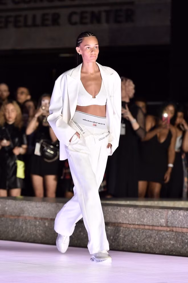Mẫu quần không cài khuy được trình diễn tại show của Alexanderwang.