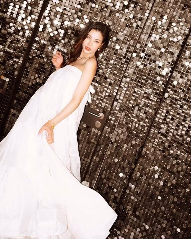 Chiếc váy dài đến mắt cá chân che đi những phần lên cân gúp Đông Nhi trở nên thon thả hơn.