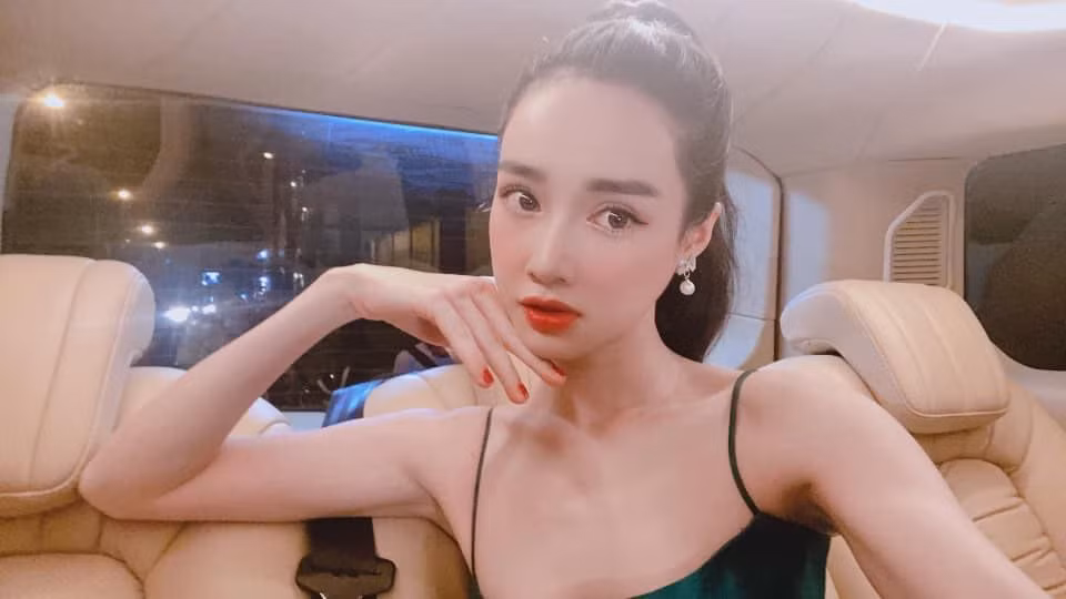 Tuy nhiên gần đây, cô khiến cộng đồng mạng hoang mang vì thân hình quá cò hương thiếu sức sống.