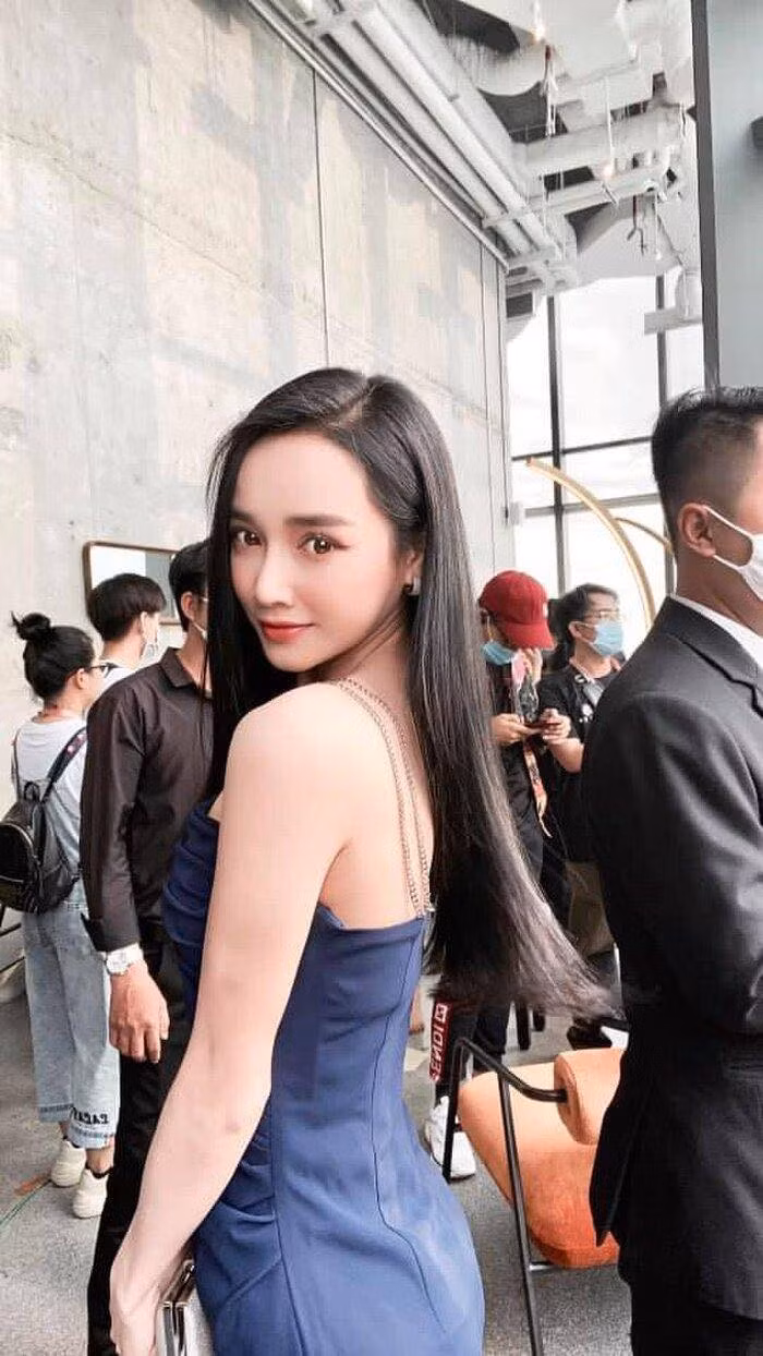 Tuy nhiên thân hình gầy gò và vòng một gần như biến mất của cô khiến fan lo lắng.