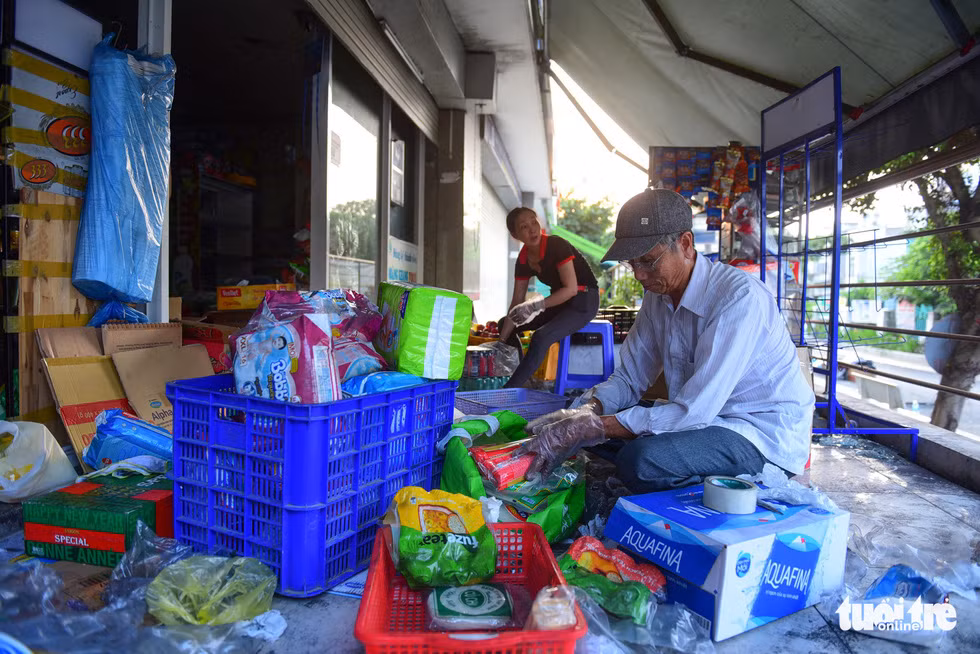 Chú Đặng Văn Kiếm từ Tiền Giang lên đây phụ giúp con trai dọn dẹp lại tiệm tạp hóa sau đám cháy. Hơn nửa hàng hóa đã bị hư hỏng sau vụ hỏa hoạn sáng 23-3.
