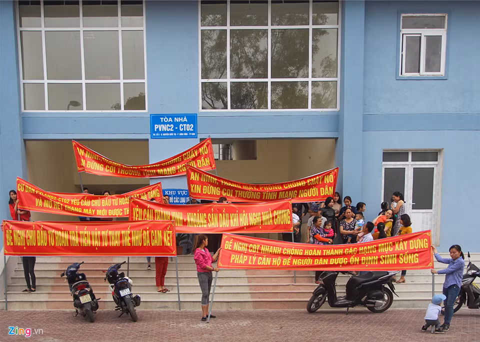 Ngày 27/3, nhiều cư dân ở Tòa nhà chung cư PVNC2- CT02 đã in băng rôn khổ lớn và tập trung tại sảnh “khẩn cầu lãnh đạo tỉnh và cơ quan chức năng".