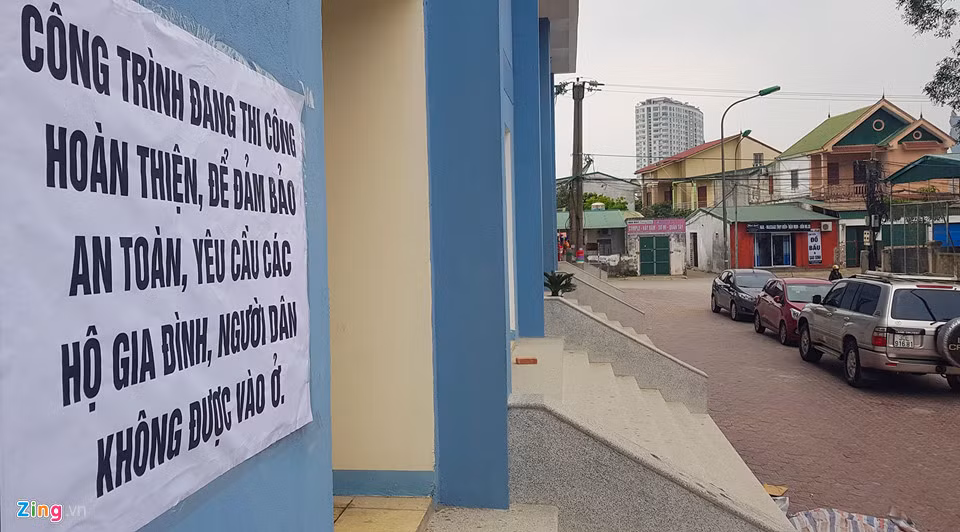 Trước tình hình người dân tập trung trước tòa nhà rất đông, cán bộ UBND phường Hưng Bình và Công an phường Hưng Bình đã đến gặp gỡ và đề nghị người dân tháo dỡ các băng rôn, khẩu hiệu.