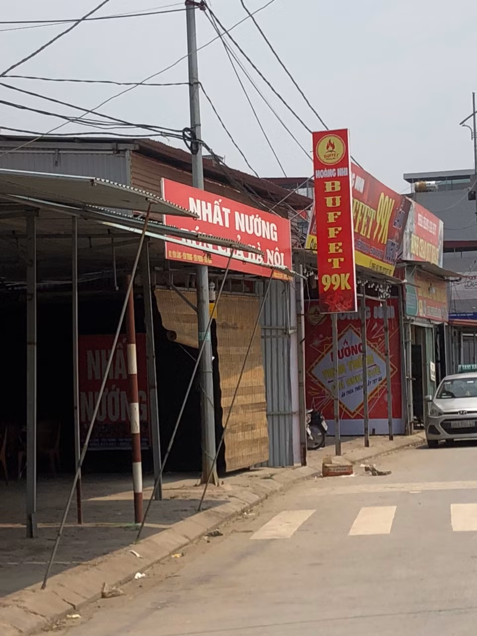 Quán nhậu, nhà hàng tràn lan.