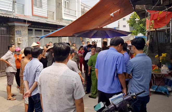 Người dân theo dõi lực lượng chức năng làm việc. Ảnh: Lê Trai