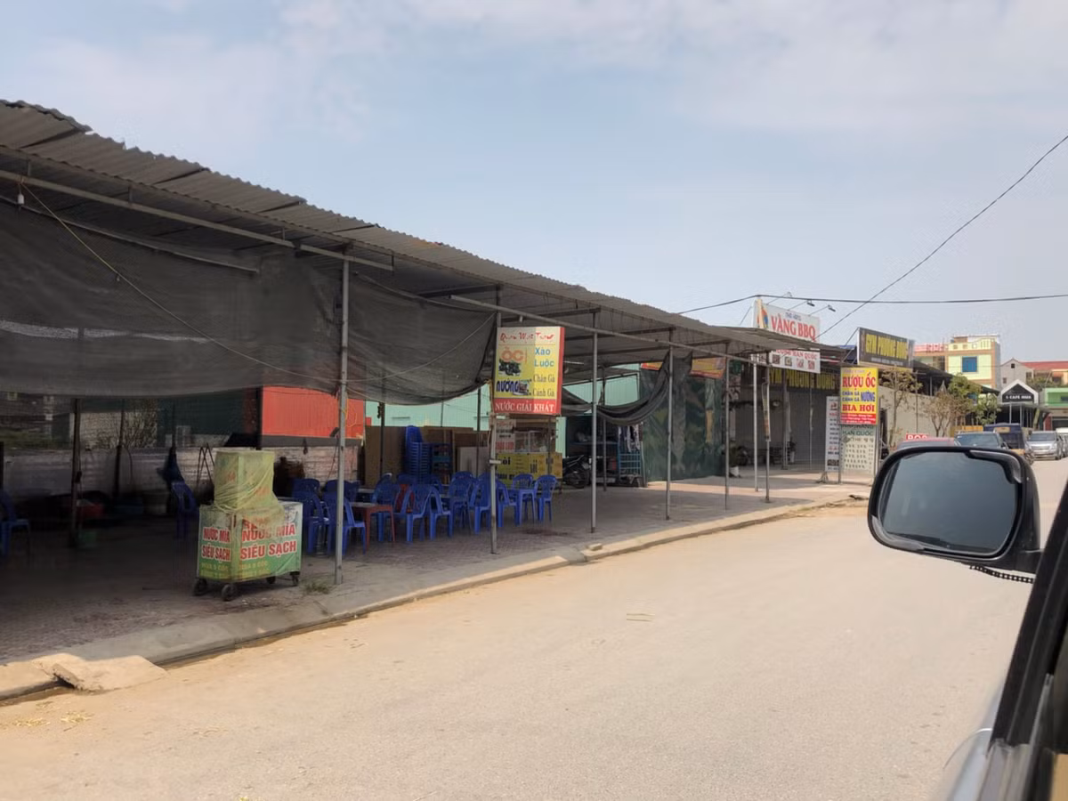 Hàng loạt nhà tạm bằng khung sắt mái tôn được dựng lên kiên cố.