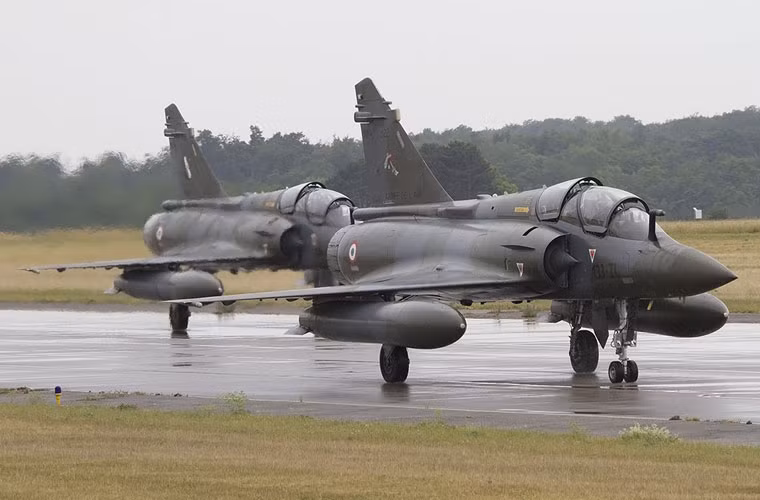 Còn Mirage 2000D là biến thể khác của Mirage 2000N được phát triển cho nhiệm vụ tấn công phi hạt nhân cả ban ngay và ban đêm. Mirage 2000D có kích cỡ, tải trọng, động cơ tương tự 2000N nhưng được nâng cấp đáng kể về hệ thống điện tử. Ví dụ, nó được trang bị hệ thống định vị ULISS 52P với GPS; radar Antilope 50 cải tiến khả năng nhận dạng địa hình; hệ thống tác chiến điện tử...