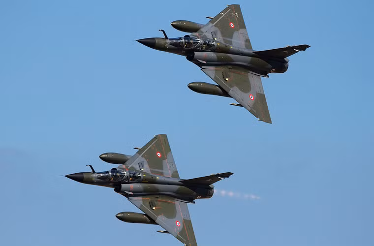 Cụ thể, máy bay ném bom chiến thuật Mirage 2000N là biến thể thiết kế cho vai trò tấn công hạt nhân. Hiện có khoảng 75 chiếc đang phục vụ trong Không quân Pháp.