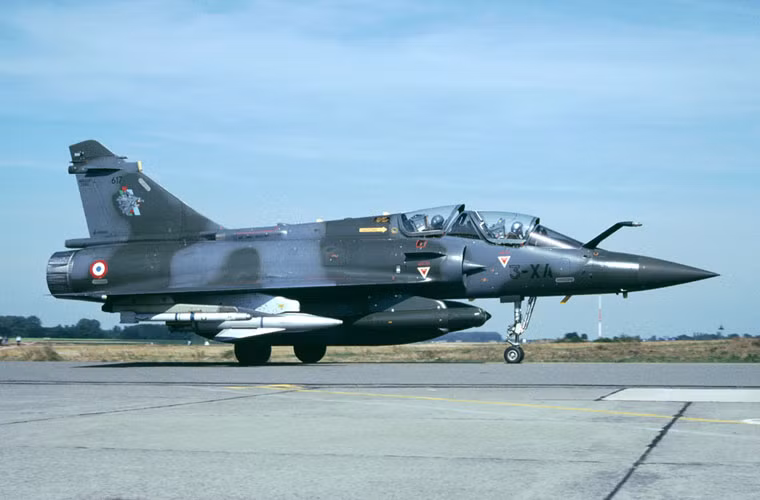 Mirage 2000D mang được số lượng vũ khí tương tự 2000N nhưng có chút sự cải tiến về tên lửa không đối đất. Theo đó, thay vì mang ASMP, Mirage 2000N có thể mang một tên lửa hành trình Apache chuyên phá đường băng (tầm bắn 140km); tên lửa hành trình SCALP EG (tầm bắn 300km) và tên lửa không đối đất tầm ngắn AS-30L