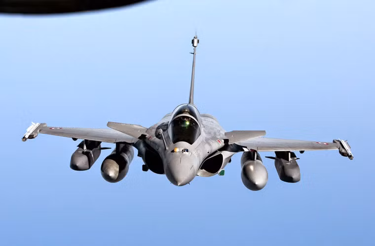 Dassault Rafale là chiến đấu cơ hiện đại nhất của Không quân Pháp tham dự cuộc không kích IS lần này. Đây là loại tiêm kích đa năng, hai động cơ do Tập đoàn Dassault Aviation của Pháp tự thiết kế và sản xuất, làm các nhiệm vụ chiếm ưu thế trên không, đánh chặn, trinh sát và tấn công hạt nhân. Rafale cũng nổi danh với "danh hiệu" chiến đấu cơ thế hệ 4 đắt nhất thế giới hiện nay với đơn giá có thể lên tới hơn gần 110 triệu USD/chiếc (chưa kèm vũ khí).