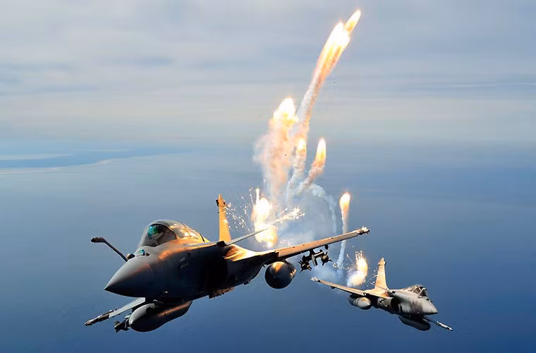 Bộ Quốc phòng Pháp cho biết, 20 quả bom đã được các chiến đấu cơ Pháp gồm Rafale, Mirage 2000N và Mirage 2000D thả xuống Raqqa – nơi được coi là “thủ phủ" của phiến quân IS tại Syria. Các mục tiêu IS bị tiêu diệt bao gồm một trung tâm chỉ huy, trung tâm chiêu mộ phiến quân, một trại huấn luyện khủng bố và một kho vũ khí.
