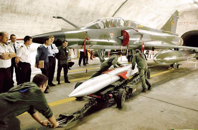 Tên lửa hành trình ASMP của Mirage 2000N có thể mang đầu đạn hạt nhân cỡ 150-300 kiloton, tầm phóng đạt tới 300-500km, tốc độ bay siêu âm Mach 3.
