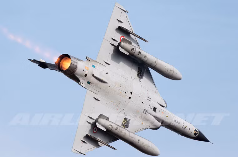 Mirage 2000N thiết kế 9 giá treo cho pháp mang tổng cộng 8 tên lửa không đối không R550, MICA và một tên lửa hạt nhân ASMP. Ngoài ra, nó có thể mang tối đa 10 bom thông minh 227kg GBU-12 hoặc 3 bom GBU-16 454kg hoặc 3 bom GBU-10 907kg hoặc 3 bom GBU-24 907kg hoặc 3 bom BGL-400 400kg hoặc 3 bom BGL-1000 1 tấn.