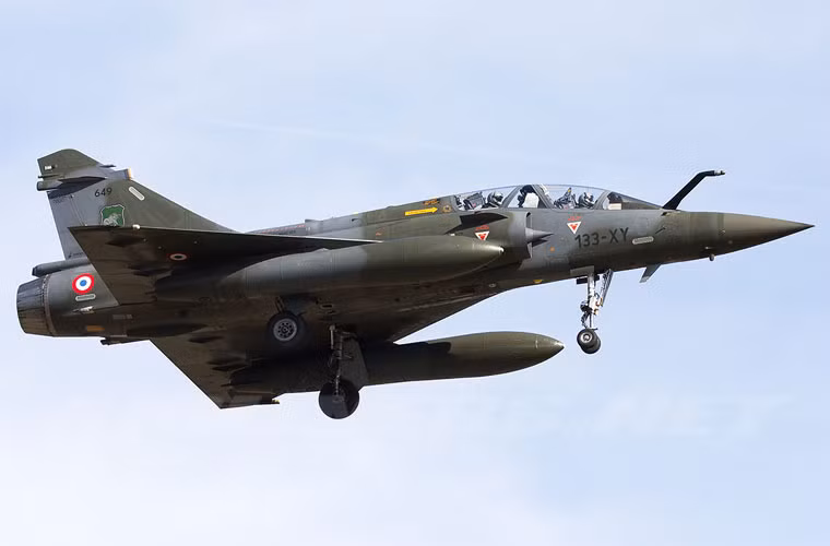 Trong khi đó, hai mẫu chiến đấu cơ Pháp tham gia không kích IS là Mirage 2000N/D - biến thể của dòng tiêm kích đa năng Mirage 2000 thiết kế cho nhiệm vụ tấn công mặt đất bằng vũ khí hạt nhân và vũ khí thông thường.