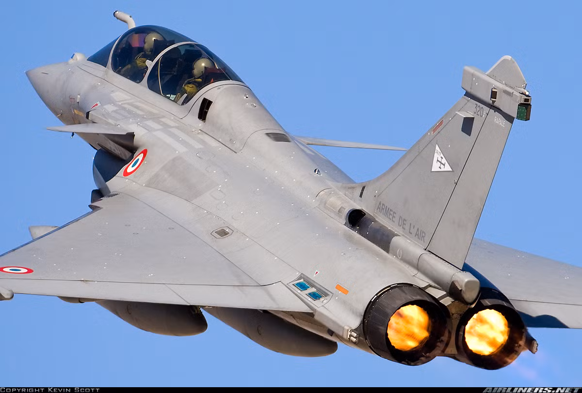 Rafale được trang bị hai động cơ phản lực Snecma M88-2 với 4,7 tấn nhiên liệu trong thân cho bán kính chiến đấu 1.800km, tốc độ tối đa 1.912km/h. Được biết, Rafale và Mirage 2000N/D cất cánh Các Tiểu vương quốc Ả-rập Thống Nhất và Jordan trong chiến dịch không kích IS tại Syria diễn ra dưới sự phối hợp giữa Mỹ và Pháp.