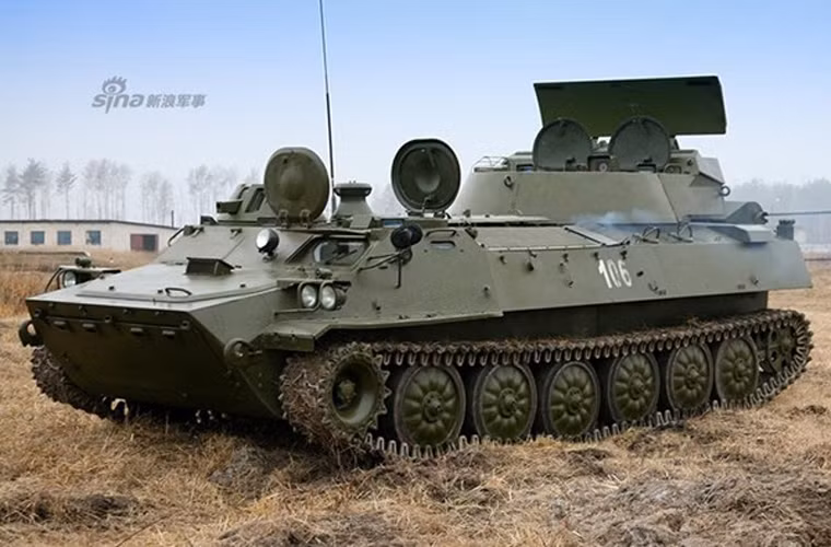 Để xác định vị trí và hướng của mục tiêu, radar SNAR-10 có hệ thống dẫn đường tích hợp và thiết bị địa hình kết nối với radar trinh sát xung doppler hai chiều bước sóng 8 mm 1RL127 đặt trên nóc xe. Trong ảnh, anten radar được đặt ở tháp pháo xoay nằm đuôi xe MT-LB.