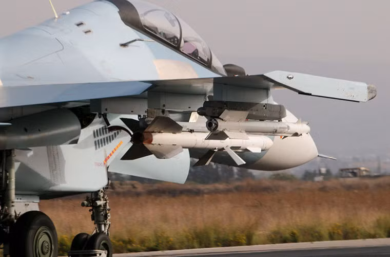 Tiêm kích Su-30SM vẫn mang theo tên lửa không đối không R-73 và R-27 với số lượng nhiều hơn bom. Có khả năng, Su-30SM sẽ tham gia chống IS với hai nhiệm vụ: đầu tiên là hộ tống phi đội ném bom Sukhoi; thứ hai là diệt mục tiêu còn sót lại với bom không điều khiển.