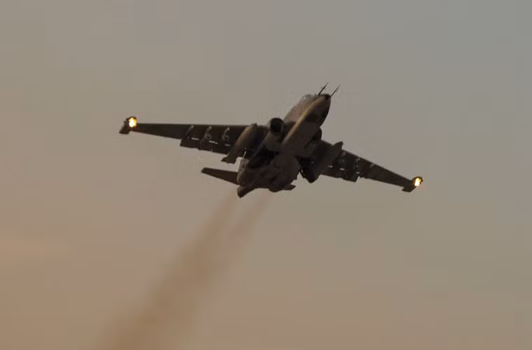 Su-25 thường mang rocket có lẽ để chi viện tầm gần cho các đơn vị bộ binh, xe tăng Syria tiến công IS ở các thị trấn, làng mạc.