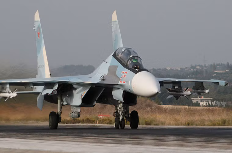 Trong ảnh, máy bay chiến đấu Su-30SM vừa mang tên lửa không đối không trên cánh, vừa mang thêm 2 quả bom ở giá treo lắp dưới ống hút không khí cho động cơ hoạt động.