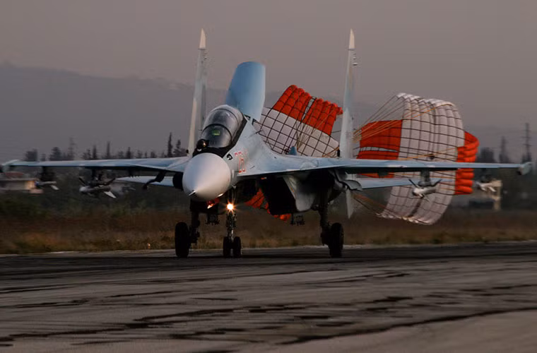 Bức ảnh chụp chiếc Su-30SM khác (chiếc ảnh 1) với hai giá treo dưới ống hút không khí đã không còn bom khi trở lại căn cứ. Điều này cho thấy, thực sự Su-30SM tham gia không kích phiến quân IS.