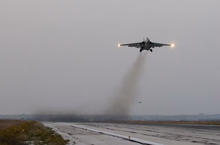 Các máy bay cường kích tầm gần Su-25 thì vẫn thường xuyê liên tục cất cánh không kích IS.