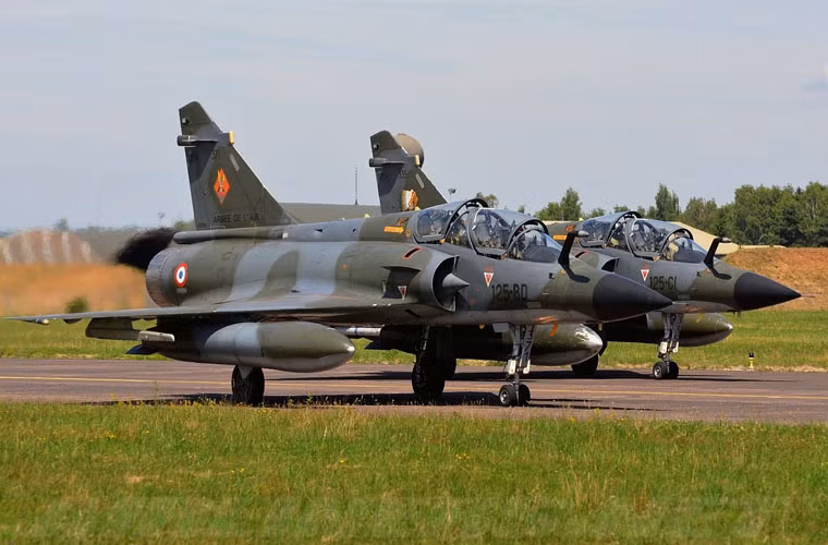Điều đáng ngạc nhiên trong cuộc không kích này là Không quân Pháp đã triển khai các máy bay Mirage 2000N được thiết kế cho nhiệm vụ tấn công hạt nhân để thực hiện việc không kích phiến quân IS.
