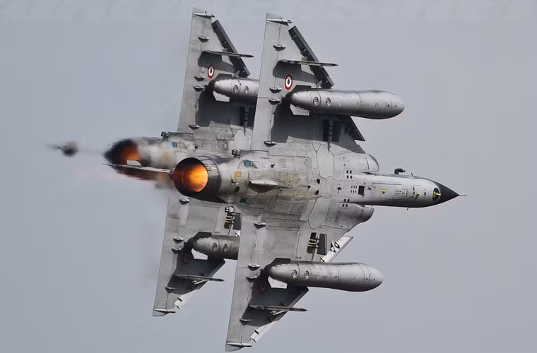 Vì được thiết kế trên cơ sở tiêm kích không chiến Mirage 2000 nên lẽ dĩ nhiên dù là máy bay ném bom chiến thuật nhưng khi cần Mirage 2000N có thể chiếm ưu thế trên không với khả năng mang 4 tên lửa không đối không R550 Magic hoặc MICA IR…