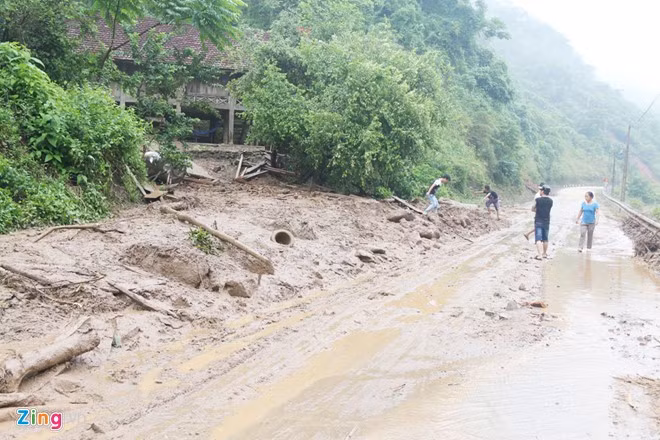 Gần trưa 19/9, các phương tiện giao thông qua đoạn đường này lưu thông trở lại bình thường, quốc lộ 7 cũng thông tuyến. Tuy nhiên, việc đi lại ở đây còn gặp nhiều khó khăn. "Trong ngày hôm nay, chúng tôi sẽ xúc hết lượng bùn đất còn lại để đảm bảo cho các phương tiện qua đoạn đường này trở nên bình thường", ông Năm cho hay.