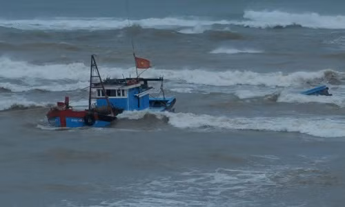 Tàu cá của ngư dân Quảng Ngãi bị sóng lớn nhấn chìm trong lúc chạy về bờ trú bão chiều 12/9.Ảnh: Minh Hoàng.