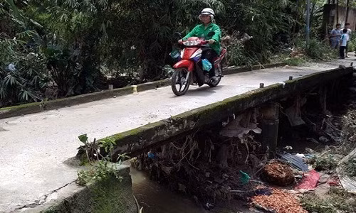Dong Nai: Mua lu cuon tu vong 1 nam thanh nien khi di qua cau