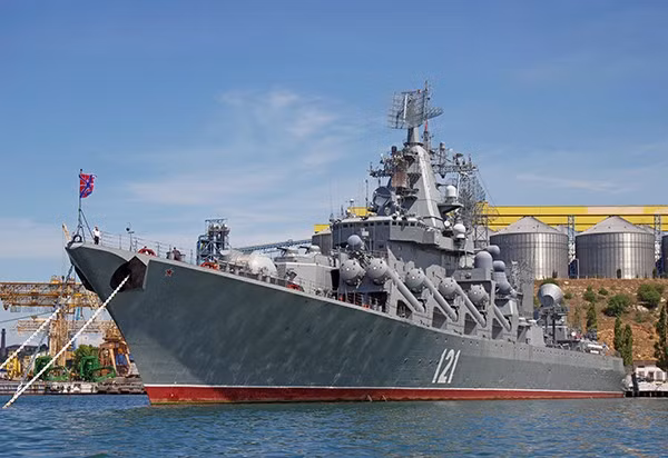 Tuần dương hạm Moskva lớp Slava (Dự án 1164 Atlant) cũng được tạo ra để chống lại mục tiêu lớn trên bề mặt. Nó được trang bị 64 tên lửa S-300F, hệ thống phòng không tầm ngắn Osa-MA, tên lửa chống hạm P-1000 Vulcan, ống phóng ngư lôi, cũng như các bệ pháo 130 và 30 mm.