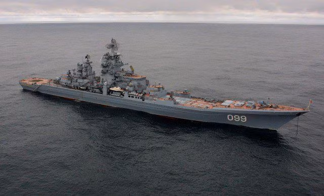 Ngoài ra con tàu còn có vũ khí phòng không đáng gờm như hệ thống S-300F và S-300FM, mang tên lửa Kinzhal và Kortik, cũng như một nhóm tác chiến không quân gồm 2 máy bay trực thăng săn ngầm Ka-27.
