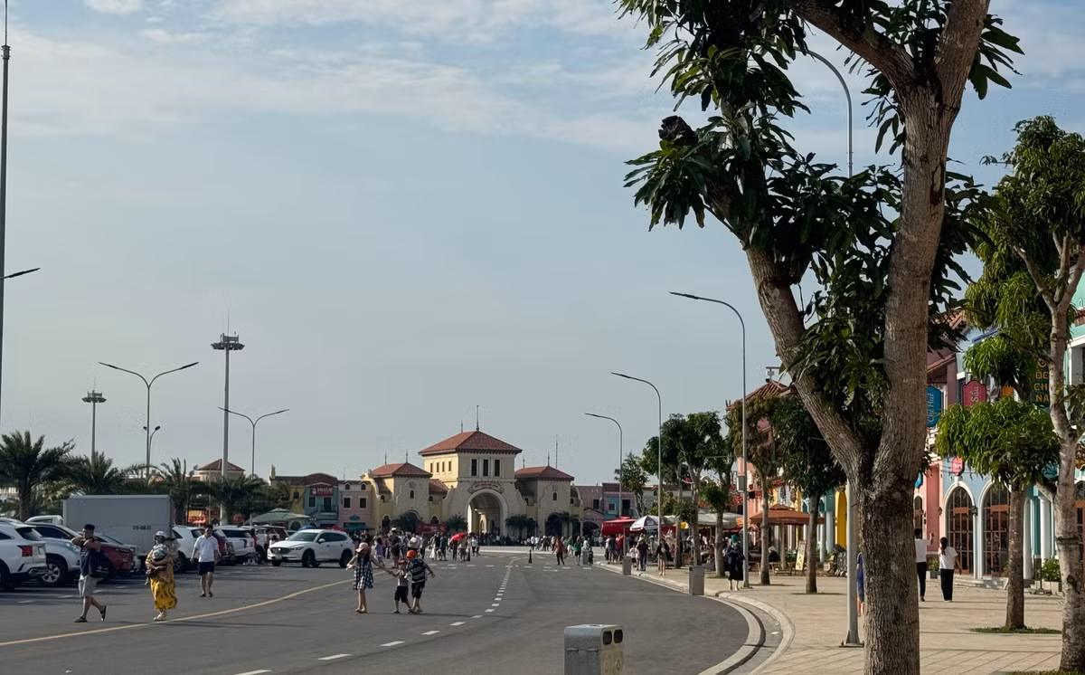 Dịp lễ này, tại VinWonders Cửa Hội - tổ hợp giải trí lớn nhất Bắc Trung Bộ, cũng tổ chức bắn pháo hoa nên lượng khách đang đổ về càng lúc càng đông. 