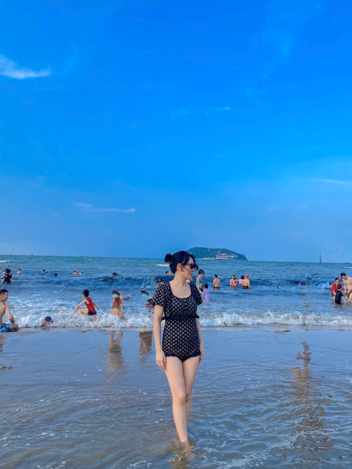 Biển Cửa Lò với vẻ đẹp nên thơ thu hút các bạn trẻ chụp hình.