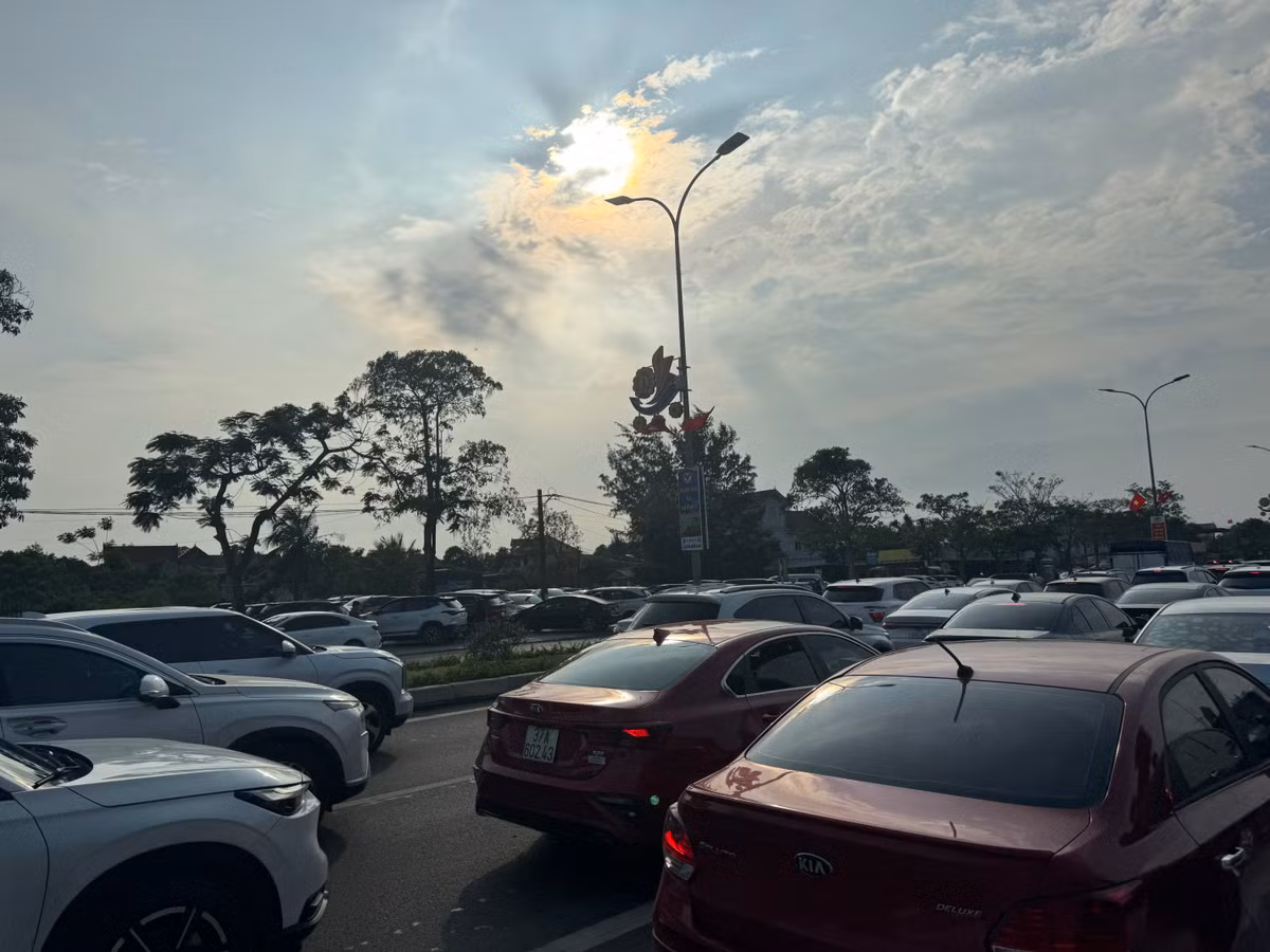 Các tuyến đường dẫn về Cửa Lò đều chật cứng xe cộ, dòng người và phương tiện đổ về phố biển Cửa Lò; trong đó, tuyến Đại lộ Vinh - Cửa Lò lượng phương tiện lưu thông tăng đột biến, các dòng xe nối đuôi nhau hàng dài cả tuyến đường.
