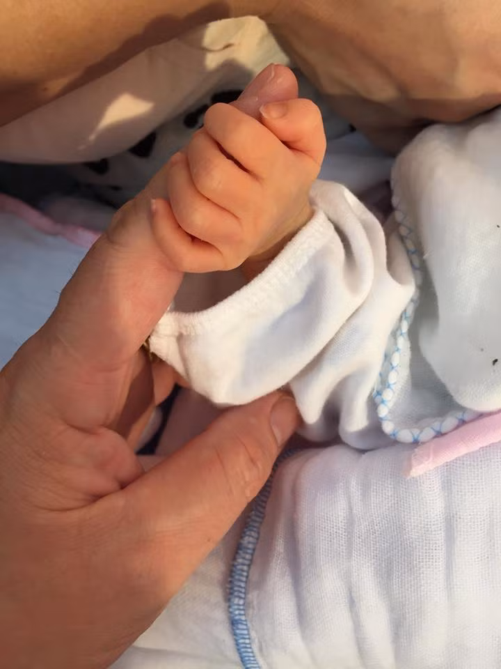 Không may có những vấn đề về sức khỏe, phải dùng đến biện pháp thụ tinh nhân tạo mới có con, phải nuôi sinh con thiếu tháng cực kỳ vất vả... nên anh Lịch coi đứa con đầu lòng là niềm hạnh phúc lớn nhất cả đời mình, là vật báu của trời đền đáp sau nhiều năm vất vả.