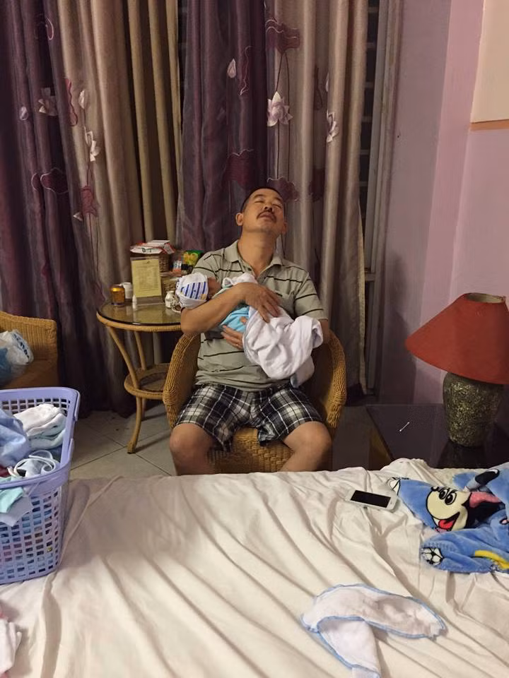 Nuôi con vất vả, đã có thời điểm anh Lịch bị thiếu ngủ trầm trọng. Tuy nhiên ông bố đáng yêu này vẫn luôn thể hiện sự vui vẻ, niềm hạnh phúc của mình khi được chăm bẵm thiên thần nhỏ, đứa con đầu lòng mà vợ chồng anh mong đợi từ lâu.