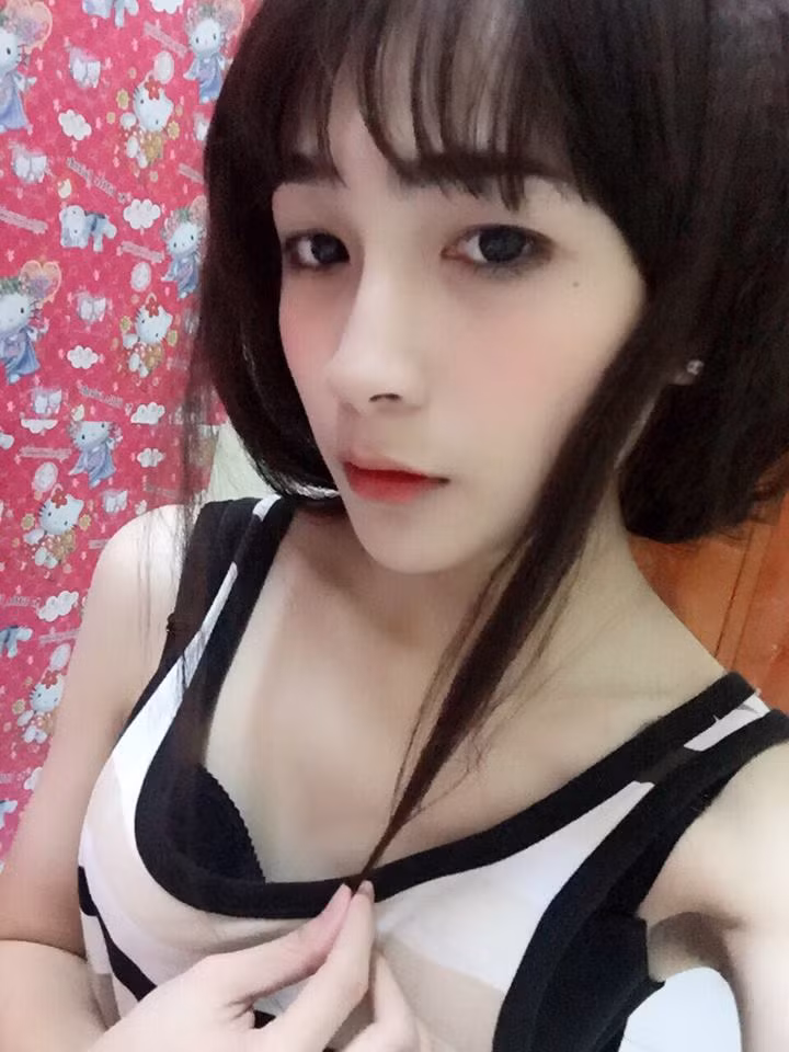 Vì vậy khi loạt ảnh cô dâu xinh đẹp được nhiều người biết đến, Ngọc Trinh đã cảm thấy rất bất ngờ và có một chút vui mừng. Tuy nhiên cậu bạn thẳng thắn chia sẻ rằng cũng đã phải nhận rất nhiều dòng bình luận thiếu thiện chí, chê bai, thậm chí chửi bới, gán cho cậu những cái danh xấu xí từ dân mạng khi xem những bức ảnh này.