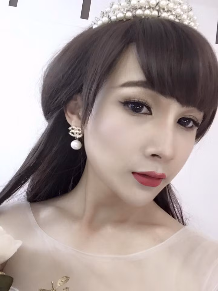 Bức ảnh về cô dâu xinh xắn được lan truyền đến nhiều fanpage có số lượng thành viên lớn, nhiều dân mạng sau khi xem ảnh đã khẳng định có quen biết nhân vật chính và cho biết cô dâu đáng yêu này thực chất là một... chàng trai Việt xinh gái.