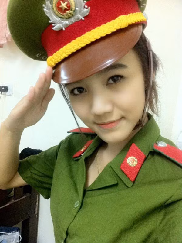 Cô nữ sinh cảnh sát xinh đẹp luôn "chạy trốn" danh hiệu hot girl mà mọi người quen dùng khi nhắc về mình. Ngọc Bích cho biết danh hiệu đó thực sự không phù hợp với cô.