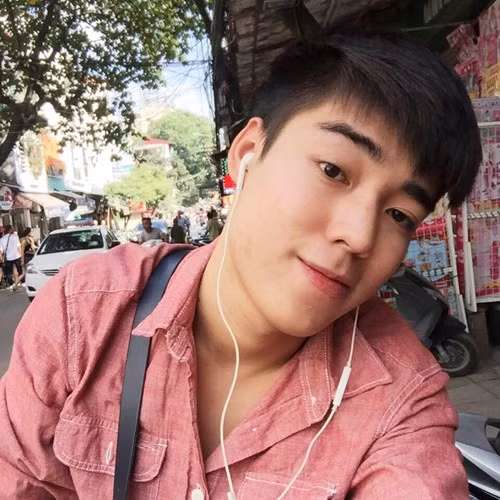 Theo tìm hiểu, anh chàng đẹp trai bị chụp lén trên xe buýt tên thật là Nguyễn Đức Minh Hoàng, sinh năm 1996, đang là sinh viên năm nhất khoa Quản trị kinh doanh trường Đại học Kinh tế Quốc dân. Biết bản thân vô tình "nổi tiếng", được truy lùng... Minh Hoàng cho biết cậu cảm thấy khá vui, bất ngờ.
