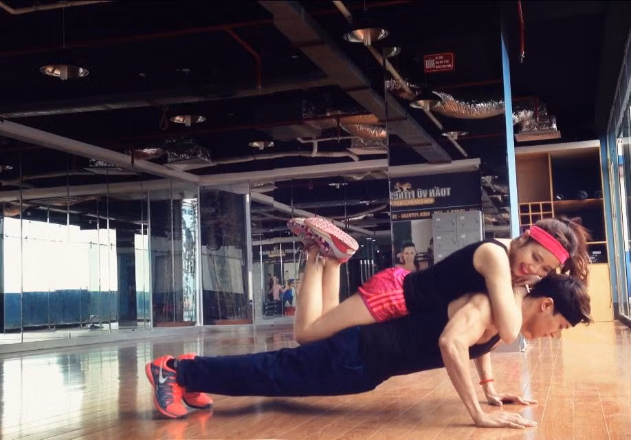 Cap doi yeu nhau tu phong tap gym khien FA ghen ti