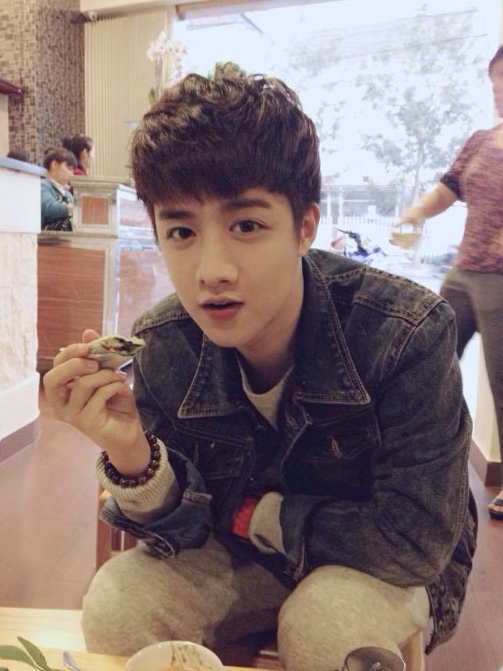 Redka Lee là nickname của chàng hot boy Đà Lạt gần đây được nhiều bạn trẻ, dân mạng quan tâm nhờ vẻ đẹp trai dễ khiến con gái "đổ gục" ngay từ cái nhìn đầu tiên.